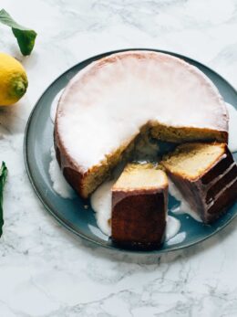 Νηστίσιμο κέικ λεμονιού με γλάσο ζάχαρης (χωρίς μίξερ)