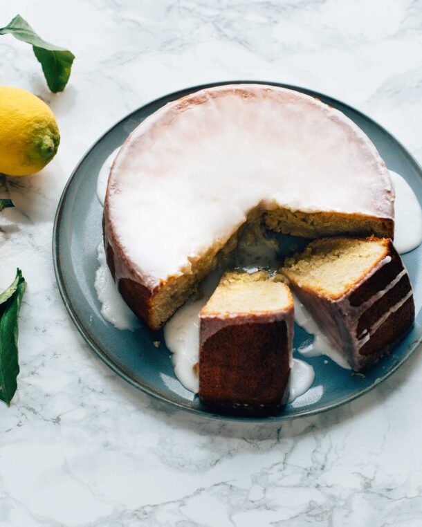 Νηστίσιμο κέικ λεμονιού με γλάσο ζάχαρης (χωρίς μίξερ)