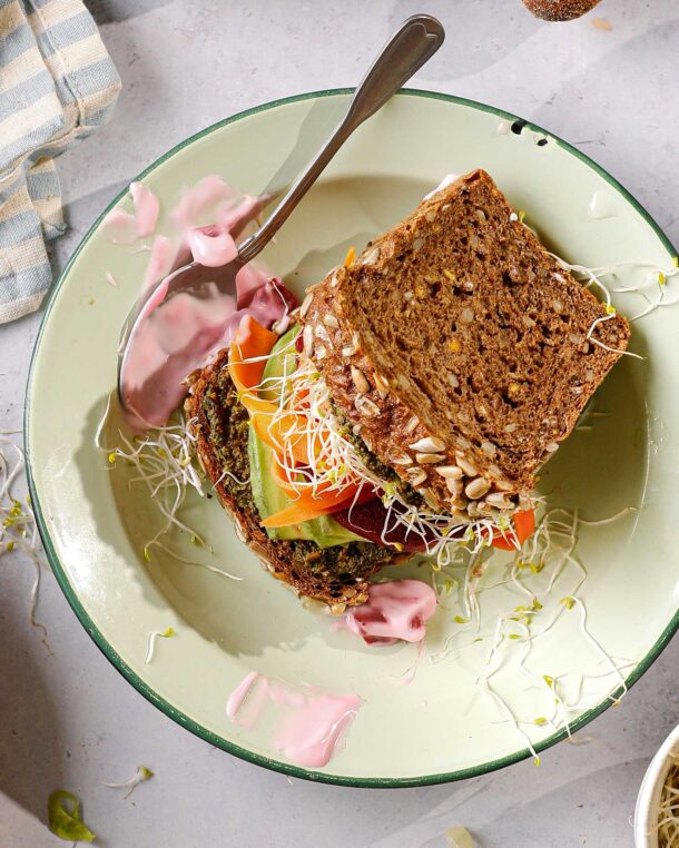 Σάντουιτς με αβοκάντο, πράσινη σάλτσα ταχινιού και πίκλες καρότου και παντζαριού