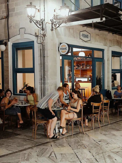 Ρεβάνς στην Ερμούπολη: Έτσι ακριβώς θα έπρεπε να είναι τα μοντέρνα καφενεία
