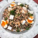 Ρυζοσαλάτα με βραστά αυγά, λευκά σπαράγγια, φέτα και σάλτσα ταχινιού