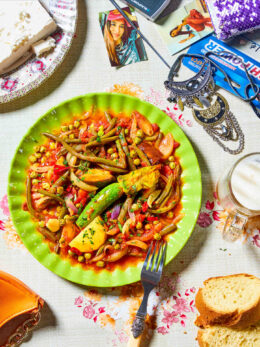 Το αγαπημένο φαγητό της Μαρίνας Σάττι: αρακάς, φασολάκια, μπριάμ στην ίδια κατσαρόλα
